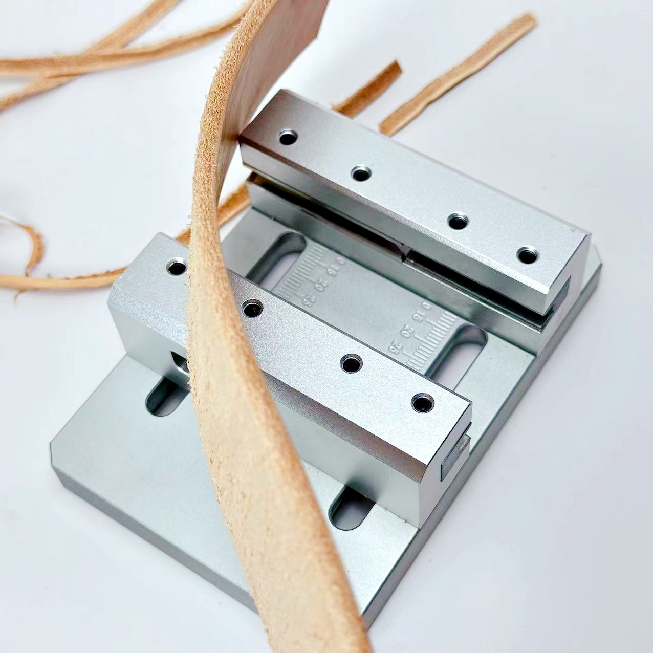 Leatherwork Machine - آلة تشذيب حواف الأحزمة، أداة تشذيب